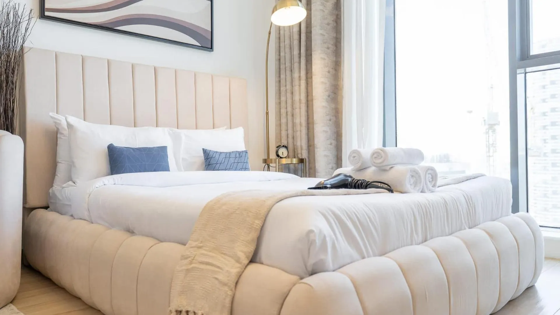 Stunning Studio In Regina Tower With Five Hotel View Dubai Apartment